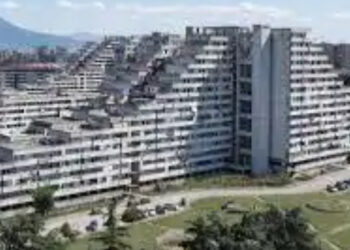 Iniziato lo sgombero della Vela Gialla di Scampia, presto l’abbattimento