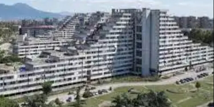 Iniziato lo sgombero della Vela Gialla di Scampia, presto l’abbattimento