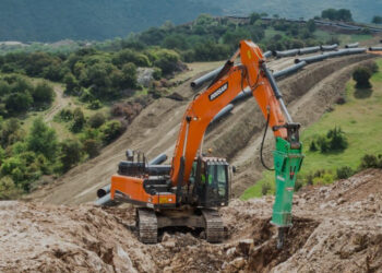 Incendio in un cantiere edile a Nola: nessun ferito, ma danneggiato un escavatore