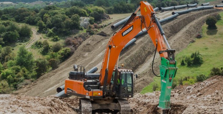 Incendio in un cantiere edile a Nola: nessun ferito, ma danneggiato un escavatore