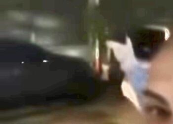 Video shock: Uomo armato esplode un colpo in aria  in presenza di bambini che piangono in casa