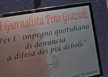 Pino Grazioli Premiato al Teatro Troisi per l’Impegno Contro la Criminalità