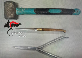 Torre del Greco: ex affiliato al clan Ascione-Papale, moglie e figlio sorpresi dai Carabinieri con armi bianche