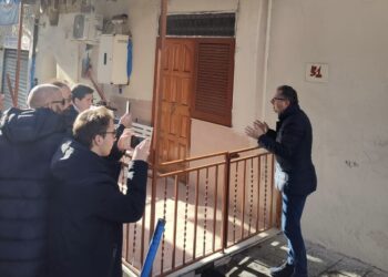 Flash Mob a Forcella: la risposta della società civile dopo l’aggressione al deputato Borrelli