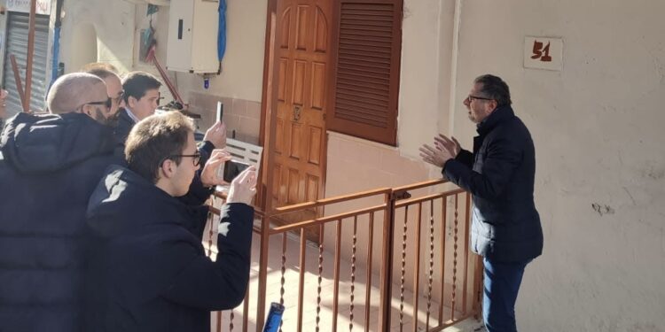 Flash Mob a Forcella: la risposta della società civile dopo l’aggressione al deputato Borrelli