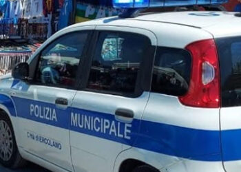Poliziotto locale sventa rapina a Torre del Greco, ferito durante la colluttazione