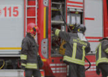 Esplode auto a GPL a Maddaloni: ferito il conducente, panico tra i passanti