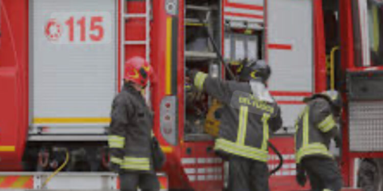 Esplode auto a GPL a Maddaloni: ferito il conducente, panico tra i passanti