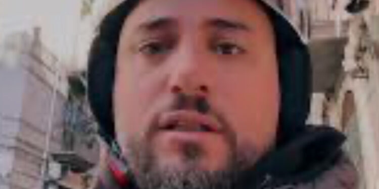 Rapinato il noto tiktoker “Sasà ’o tiktok”: pistola puntata e bottino da mille euro