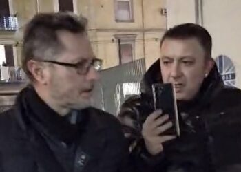 Pino Grazioli e Francesco Emilio Borrelli in azione per contrastare mercati abusivi e spaccio a Napoli