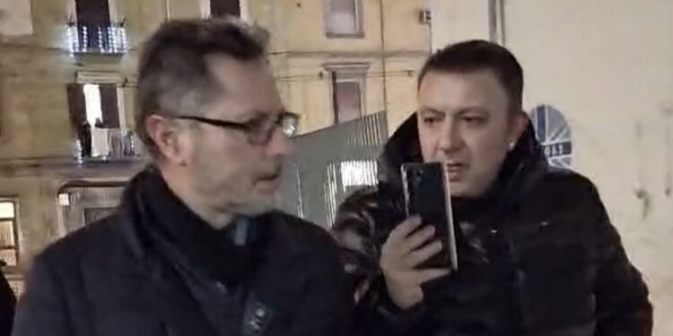 Pino Grazioli e Francesco Emilio Borrelli in azione per contrastare mercati abusivi e spaccio a Napoli