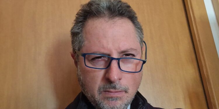 Napoli: violenta aggressione al deputato Francesco Emilio Borrelli durante un sopralluogo