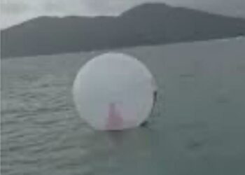 Marinaio salva bambino alla deriva in un pallone gonfiabile al largo del Brasile