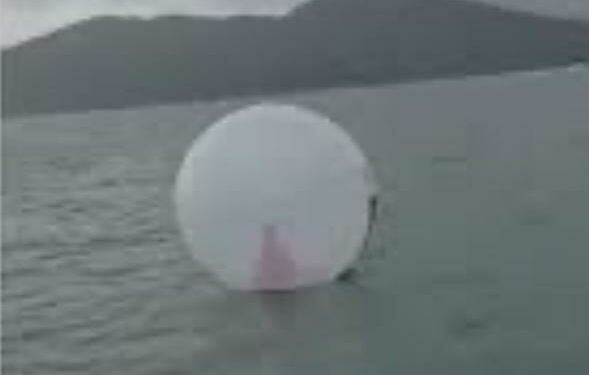 Marinaio salva bambino alla deriva in un pallone gonfiabile al largo del Brasile