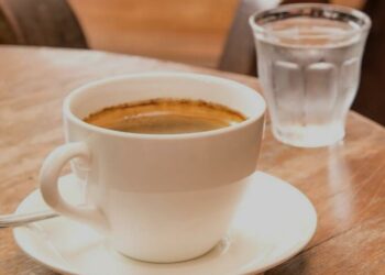 Beve detersivo al bar: donna in coma, indagini in corso