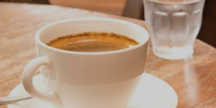 Beve detersivo al bar: donna in coma, indagini in corso