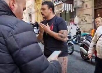Borrelli aggredito a Napoli: un arresto e quattro denunce per l’assalto durante il sopralluogo