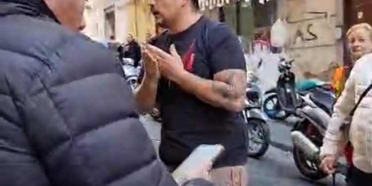 Borrelli aggredito a Napoli: un arresto e quattro denunce per l’assalto durante il sopralluogo