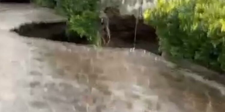 Crolla acquedotto a Secondigliano: evacuate 21 famiglie, disagi idrici in tutta l’area