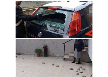 Napoli, guerriglia urbana con baby gang che prendono a sassate anziani e forze dell’ordine Feriti due anziani