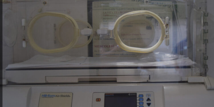 Tragedia a Bari: Neonato trovato morto nella culla termica della chiesa