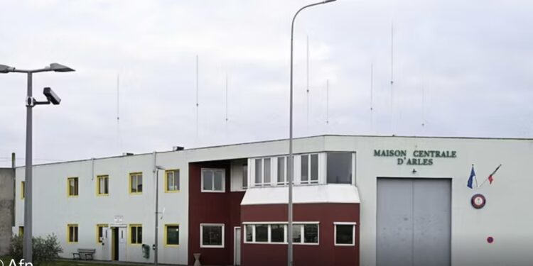 Francia: detenuto prende in ostaggio medici e agente nel carcere di Arles