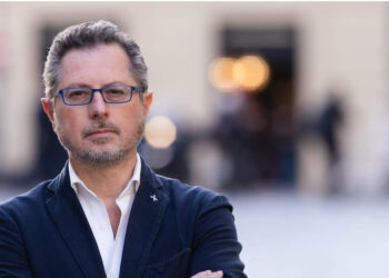 Napoli: la figlia di James Senese parcheggia sulle strisce pedonali e aggredisce il deputato Borrelli; interviene il padre