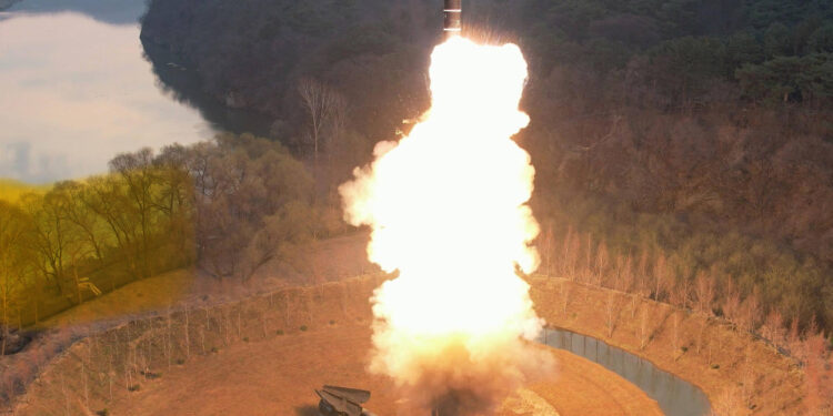 Corea del Nord: Lanciato il primo missile ipersonico del 2025 verso il Mar del Giappone
