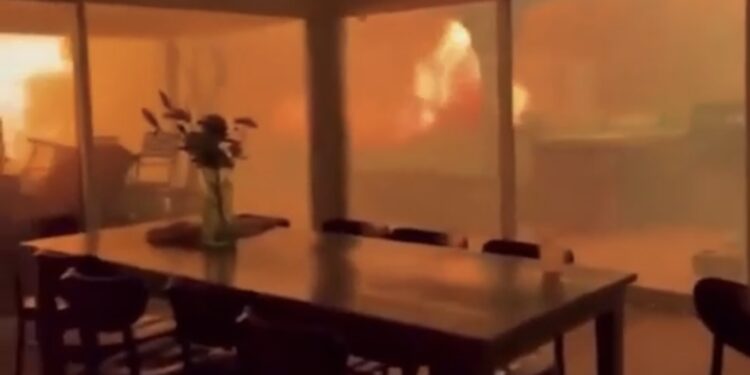 Incendio devastante a Los Angeles: 30.000 evacuati e stato di emergenza