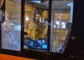 Napoli, sassaiola contro bus di linea: ennesimo raid delle baby-gang