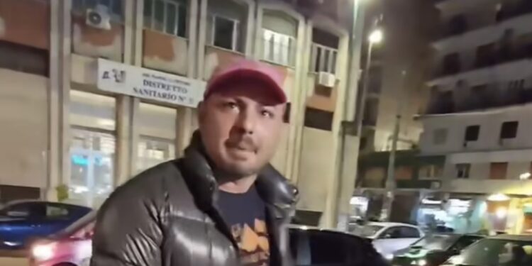 Pino Grazioli e Francesco Emilio Borrelli: tra elogio e insulti durante un’altra serata per le strade di Napoli