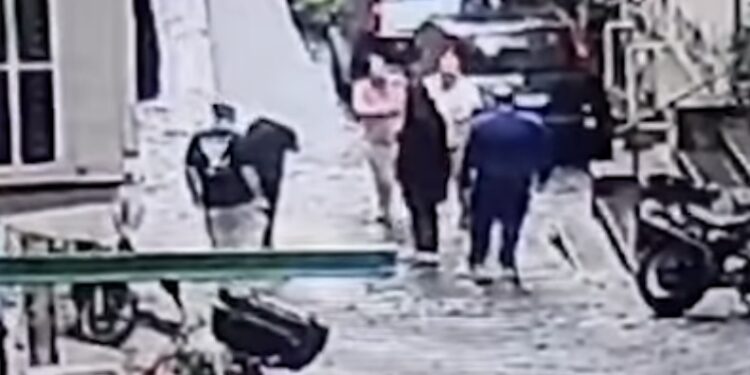 Aggrediscono i vicini a colpi di mazza: lite a Chiaia si trasforma in scena da Far West.