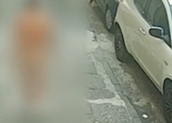 Napoli, uomo nudo in strada in pieno giorno: sconcerto tra i residenti, appelli per aiuto e sicurezza