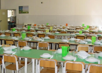 Ischia, mensa obbligatoria a scuola: proteste dei genitori e intervento della polizia