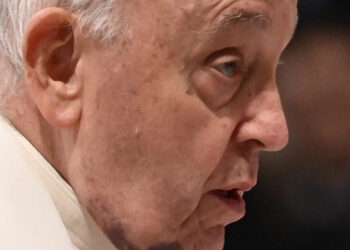 Papa Francesco cade a Casa Santa Marta: contusione all’avambraccio, braccio immobilizzato