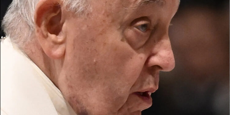 Papa Francesco cade a Casa Santa Marta: contusione all’avambraccio, braccio immobilizzato