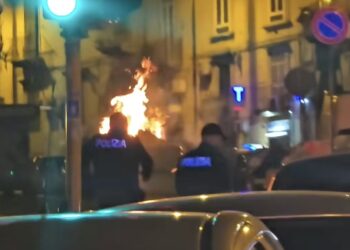 Napoli sotto assedio: Grazioli e Borrelli denunciano ondata di roghi e violenza diffusa