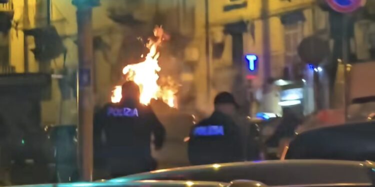 Napoli sotto assedio: Grazioli e Borrelli denunciano ondata di roghi e violenza diffusa