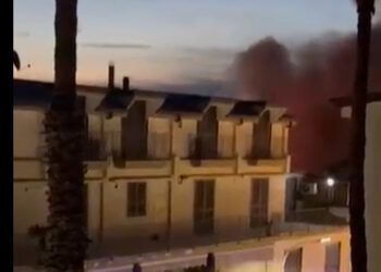 Incendio all’alba a Frattamaggiore: deposito di cosmetici in fiamme, nube di fumo visibile a chilometri di distanza