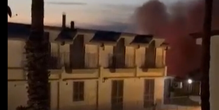 Incendio all’alba a Frattamaggiore: deposito di cosmetici in fiamme, nube di fumo visibile a chilometri di distanza
