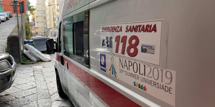 Furto su un’ambulanza nel cuore di Napoli: rubato un tablet e alcuni medicinali