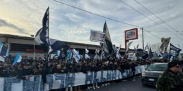 Medici bloccati dai festeggiamenti dei tifosi del Napoli: trapianto d’urgenza a rischio