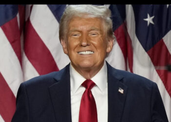 Trump firma raffica di decreti: stretta sull’immigrazione, addio Ius soli e Green Deal