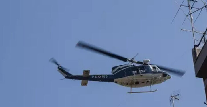 Operazione delle Forze dell’Ordine a Scampia: perquisizioni, arresti e denuncia per gestione abusiva di rifiuti