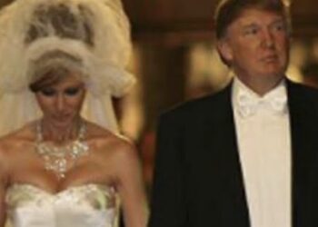 Donald e Melania Trump celebrano 20 anni di matrimonio: gli auguri social del presidente e l’iconico abito da sposa