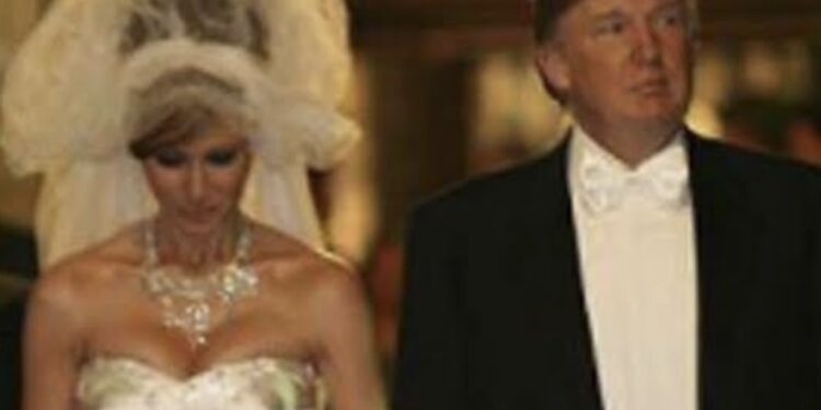 Donald e Melania Trump celebrano 20 anni di matrimonio: gli auguri social del presidente e l’iconico abito da sposa