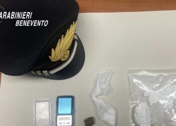 BENEVENTO – LOTTA ALLA SPACCIO DI SOSTANZE STUPEFACENTI. GETTA LA DROGA DALLA FINESTRA, ARRESTATO DAI CARABINIERI.