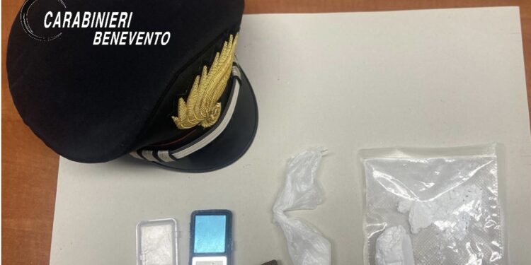 BENEVENTO – LOTTA ALLA SPACCIO DI SOSTANZE STUPEFACENTI. GETTA LA DROGA DALLA FINESTRA, ARRESTATO DAI CARABINIERI.