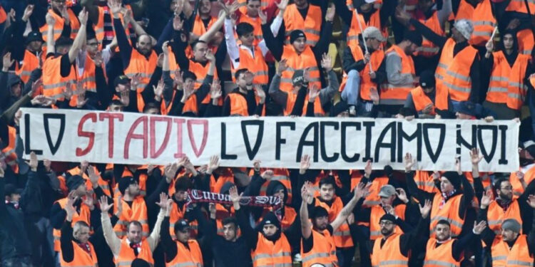 Assalto Ultras al Treno della Circumvesuviana a Castellammare di Stabia