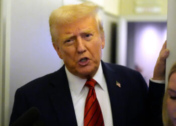 Trump firma un ordine esecutivo per limitare le transizioni di genere per i minori di 19 anni